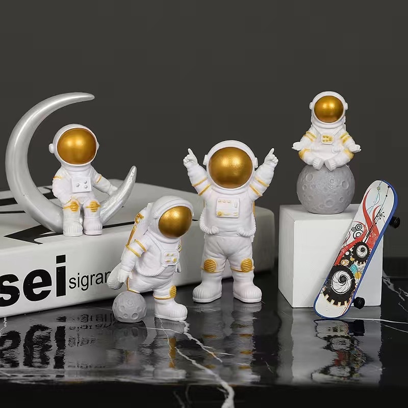 Birthday,Back to School,Graduation,Friendship Gifts,Space Astronaut Model Ornament - Birthday Gift